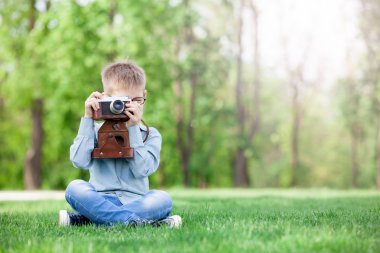 genç çocuk ile bir vintage fotoğraf makinesi