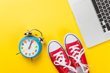 Bilgisayar ve lastikbotlar ile masa saati 