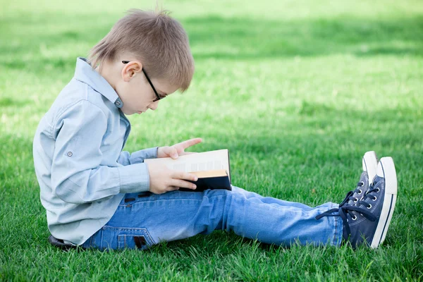 Niño joven con un libro — Foto de Stock