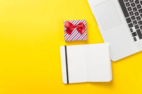 Caja de regalo y computadora portátil con portátil — Foto de Stock