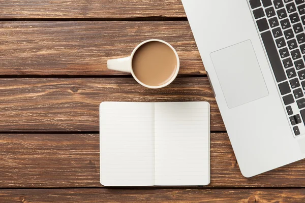 Tasse Kaffee und Notizbuch mit Laptop — Stockfoto