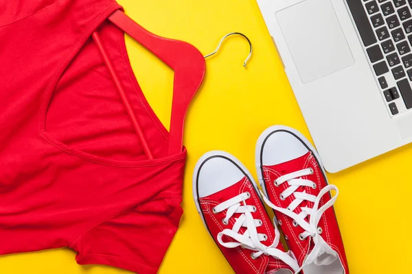 Camisa roja y zapatos de goma con portátil —  Fotos de Stock