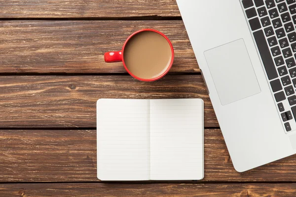 Tasse Kaffee und Notizbuch mit Laptop — Stockfoto