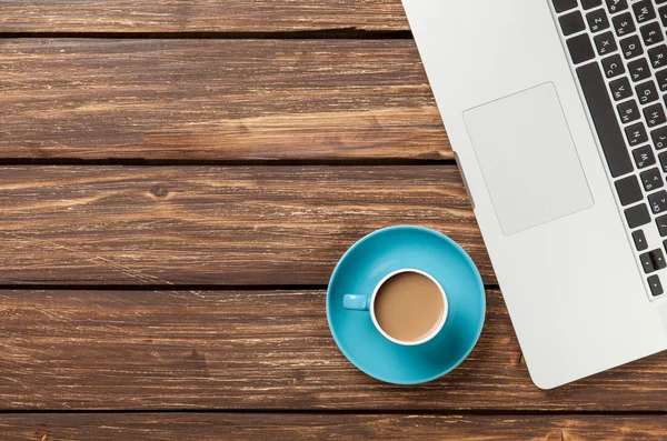 Tasse de café et ordinateur portable — Photo
