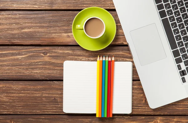 Kopje koffie en papier met laptopcomputer — Stockfoto