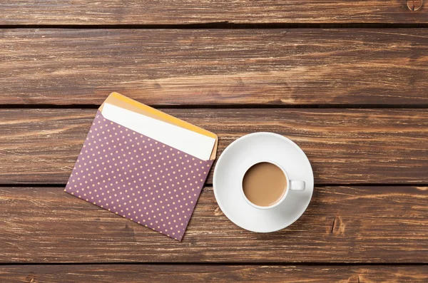 Tazza di caffè e busta — Foto Stock