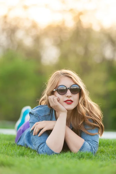 Femme couchée sur l'herbe verte — Photo