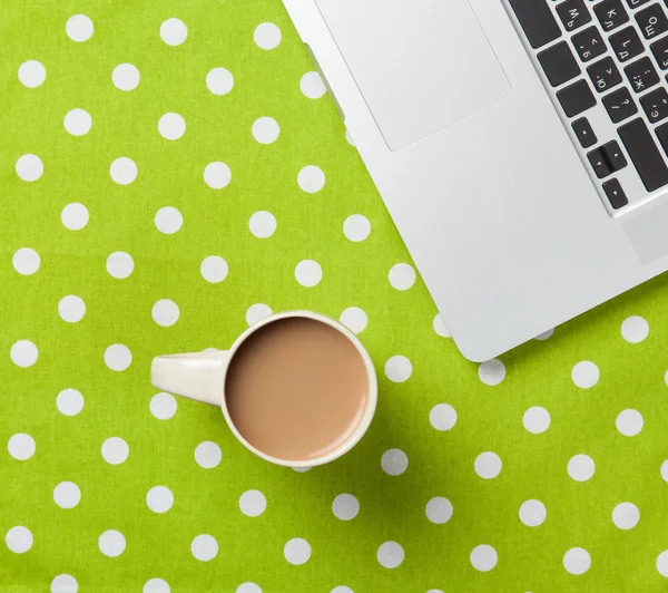 Tasse Kaffee und Laptop — Stockfoto