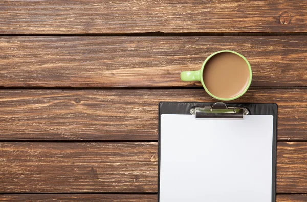 Xícara de café latte e tablet de negócios — Fotografia de Stock