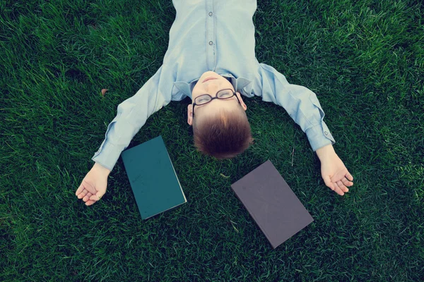 Giovane ragazzo con un libro scivolando — Foto Stock