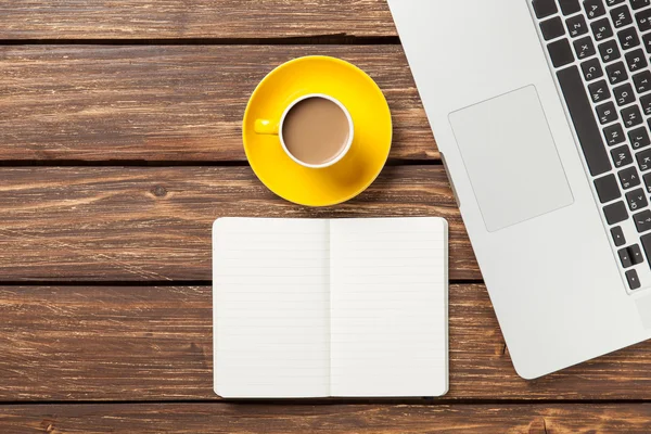 Taza de café y portátil con ordenador portátil — Foto de Stock