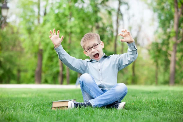 Ung pojke med en böcker — Stockfoto