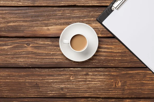 Xícara de café latte e tablet de negócios — Fotografia de Stock