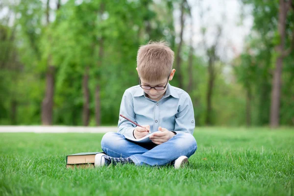 Kleiner Junge mit einem Buch — Stockfoto