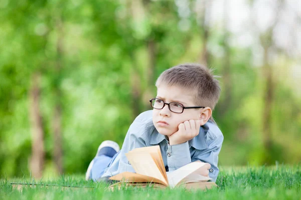Молодий хлопчик з книгою — стокове фото
