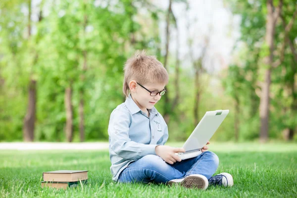 Bir kitap olan çocuk ve dizüstü bilgisayar — Stok fotoğraf