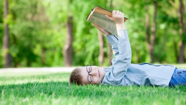 Ung pojke med en bok — Stockfoto