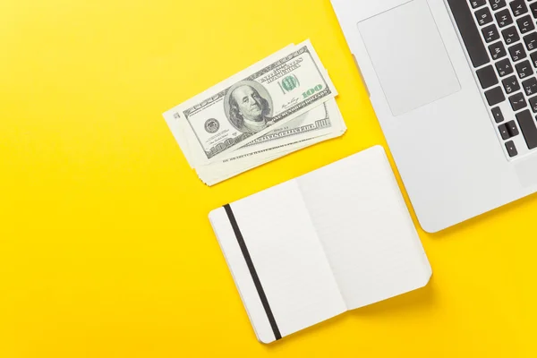 Notebook e computador portátil perto de dólares — Fotografia de Stock
