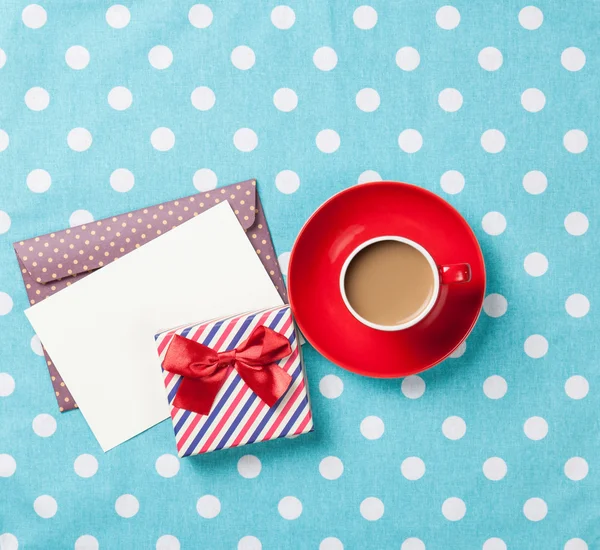 Fincan kahve ve zarf — Stok fotoğraf