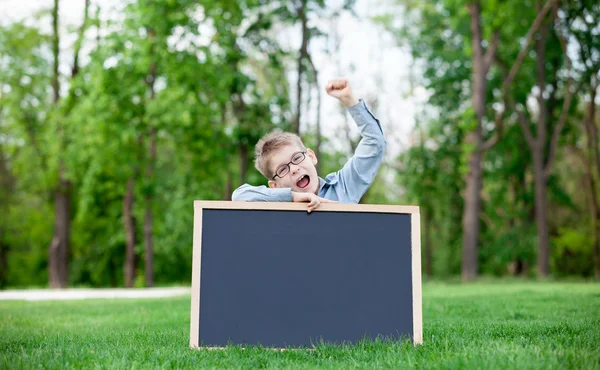 Jongen met een schoolbord — Stockfoto