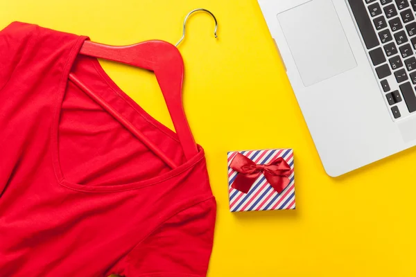 Caixa de presente e vestido com computador portátil — Fotografia de Stock