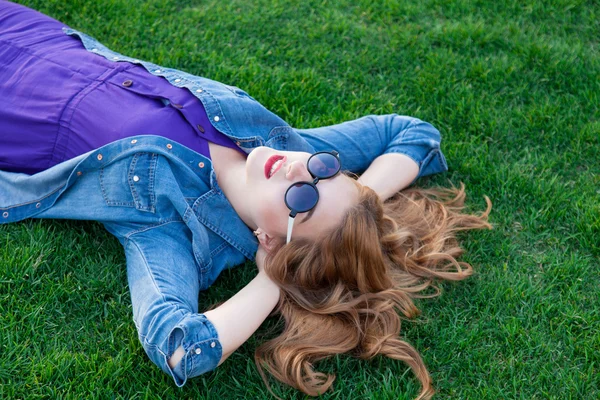 Mujer acostada sobre hierba verde — Foto de Stock