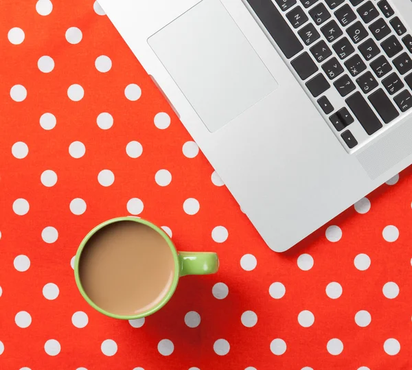 Tasse Kaffee und Laptop — Stockfoto