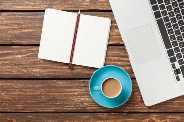 Tasse Kaffee und Notizbuch mit Laptop — Stockfoto