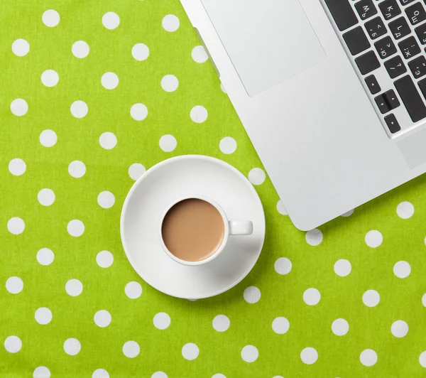 Tasse Kaffee und Laptop — Stockfoto