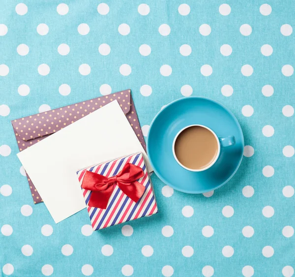 Tasse Kaffee und Umschlag — Stockfoto