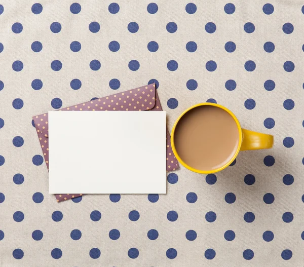 Xícara de café e envelope — Fotografia de Stock