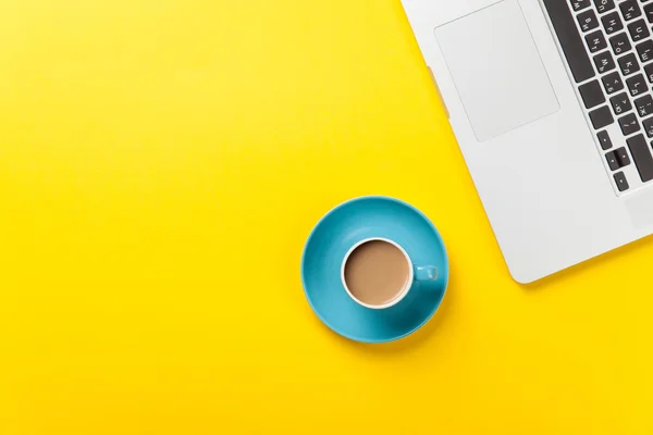 Cup of coffee and laptop computer — Stock Photo, Image