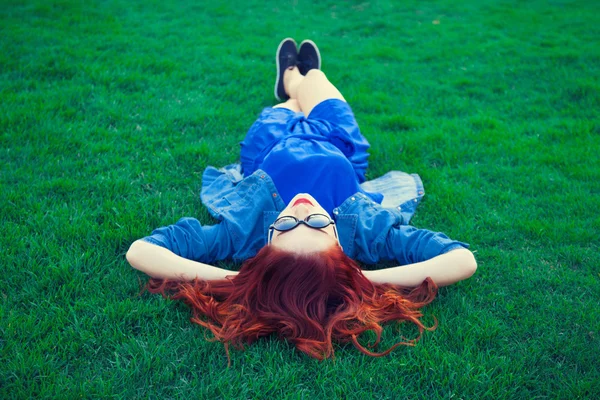 Femme couchée sur l'herbe verte — Photo