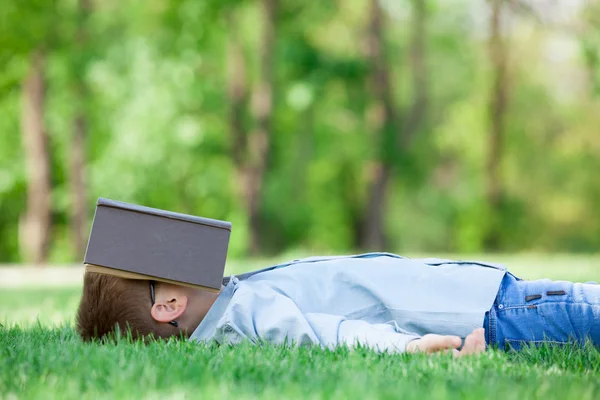 Jongen met een boek uitglijden — Stockfoto