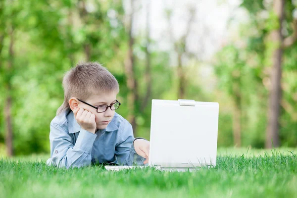 Kleiner Junge mit Laptop — Stockfoto