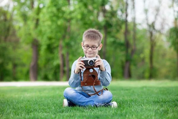 Chico joven con una cámara vintage —  Fotos de Stock