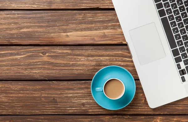 Tasse Kaffee mit Laptop — Stockfoto