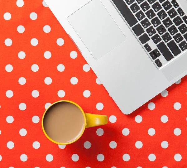 Cup of coffee and laptop computer — Stock Photo, Image