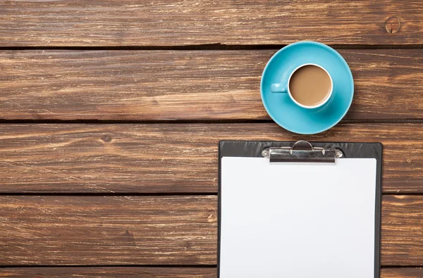 Xícara de café latte e tablet de negócios — Fotografia de Stock