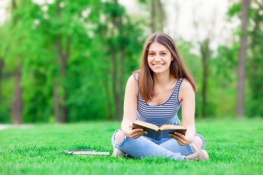 Kitaplı öğrenci kız.