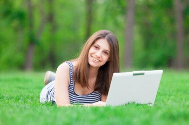 Dizüstü bilgisayar ile esmer öğrenci kız