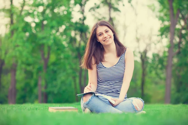 Estudante menina com livros — Fotografia de Stock