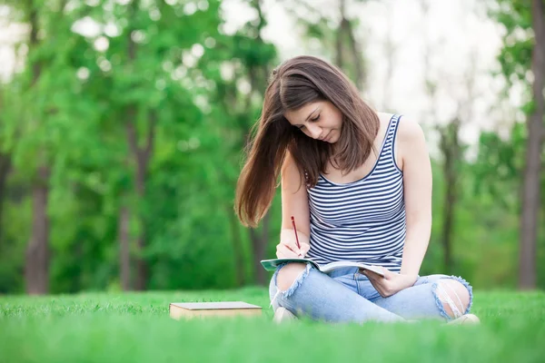 Studentflicka med böcker — Stockfoto