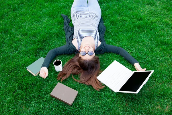 Estudiante chica con ordenador portátil y libros —  Fotos de Stock