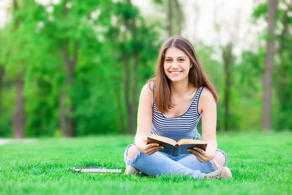 Estudiante chica con libros — Foto de Stock