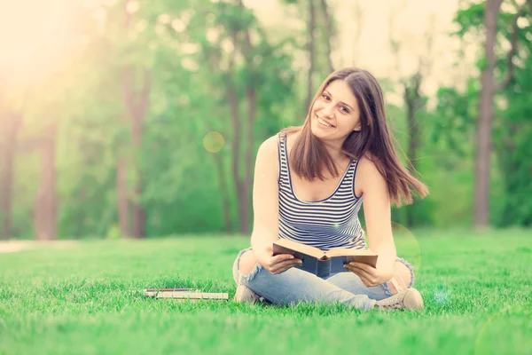 Student meisje met boeken — Stockfoto