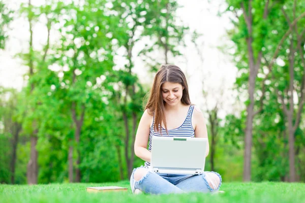 Estudiante chica con ordenador portátil —  Fotos de Stock