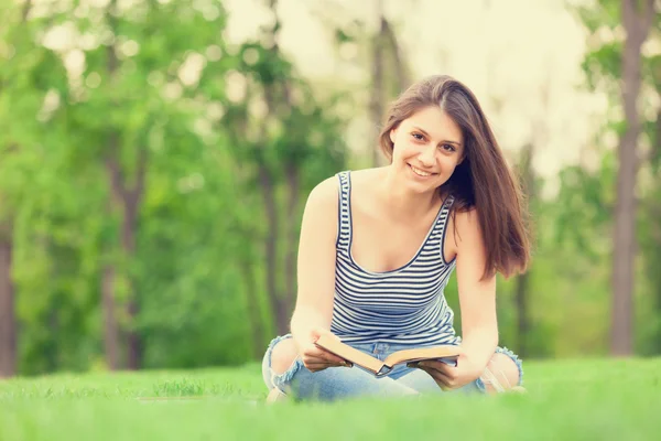 Estudante menina com livros — Fotografia de Stock