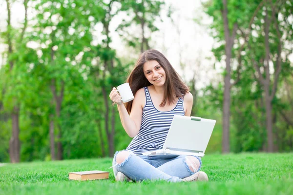 Estudiante con computadora portátil y taza — Foto de Stock