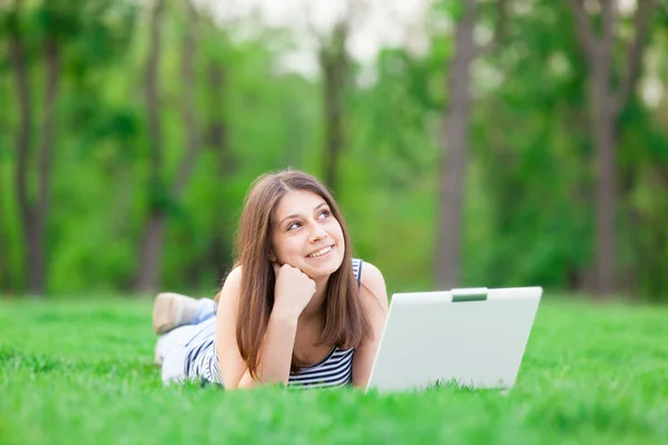 Chica estudiante morena con ordenador portátil — Foto de Stock